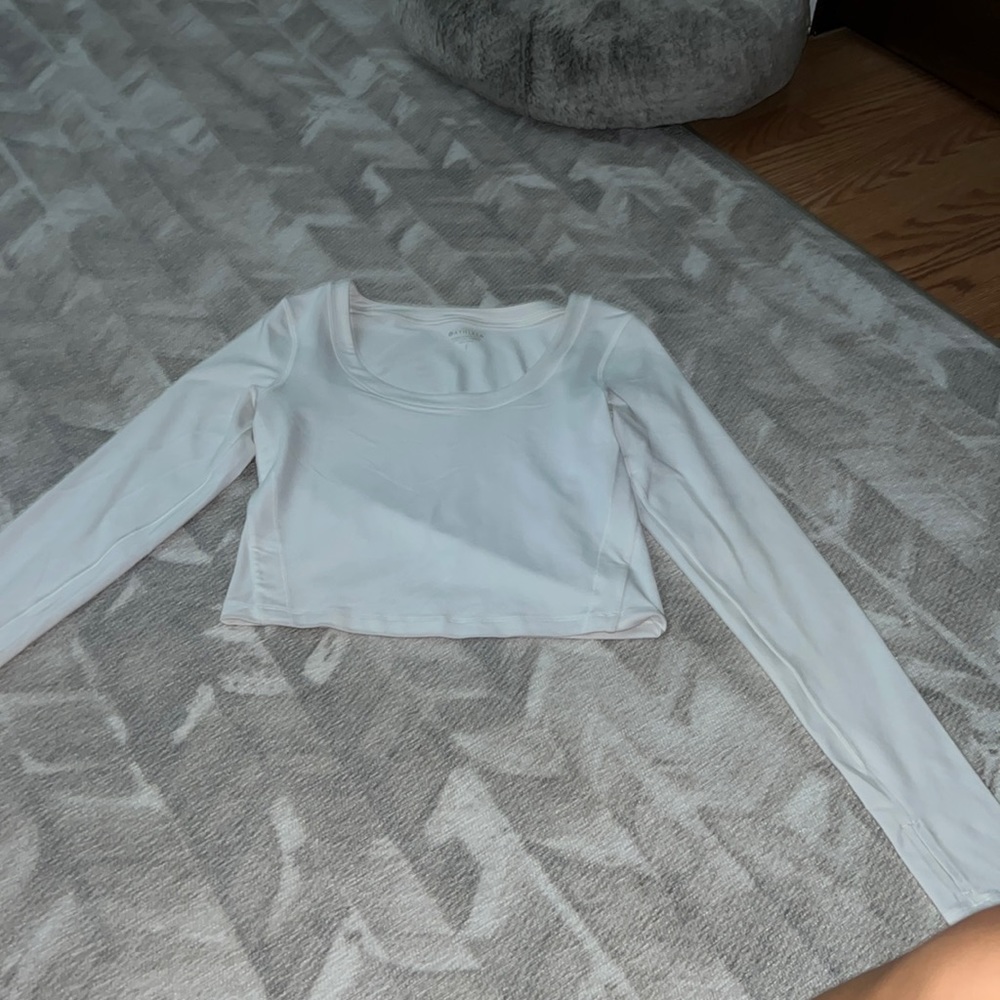Athleta Shanti long Sleeve Crop Size: small Color: white. NEVER WORN!